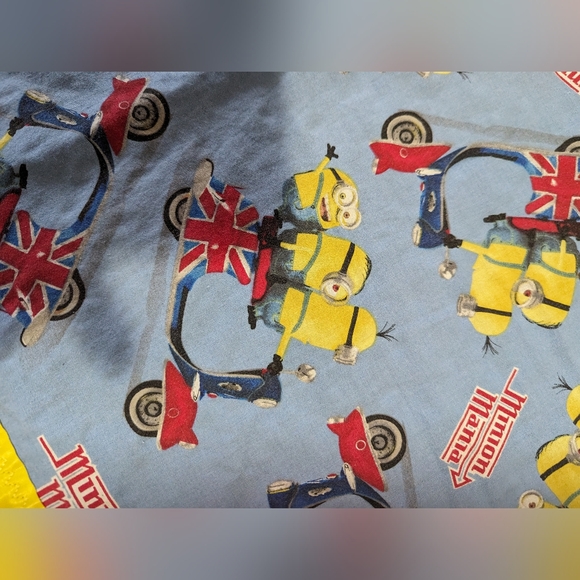 Minion Mania cotton and velvety soft blanket. Satin trim. Possibly hand made. - Picture 5 of 5